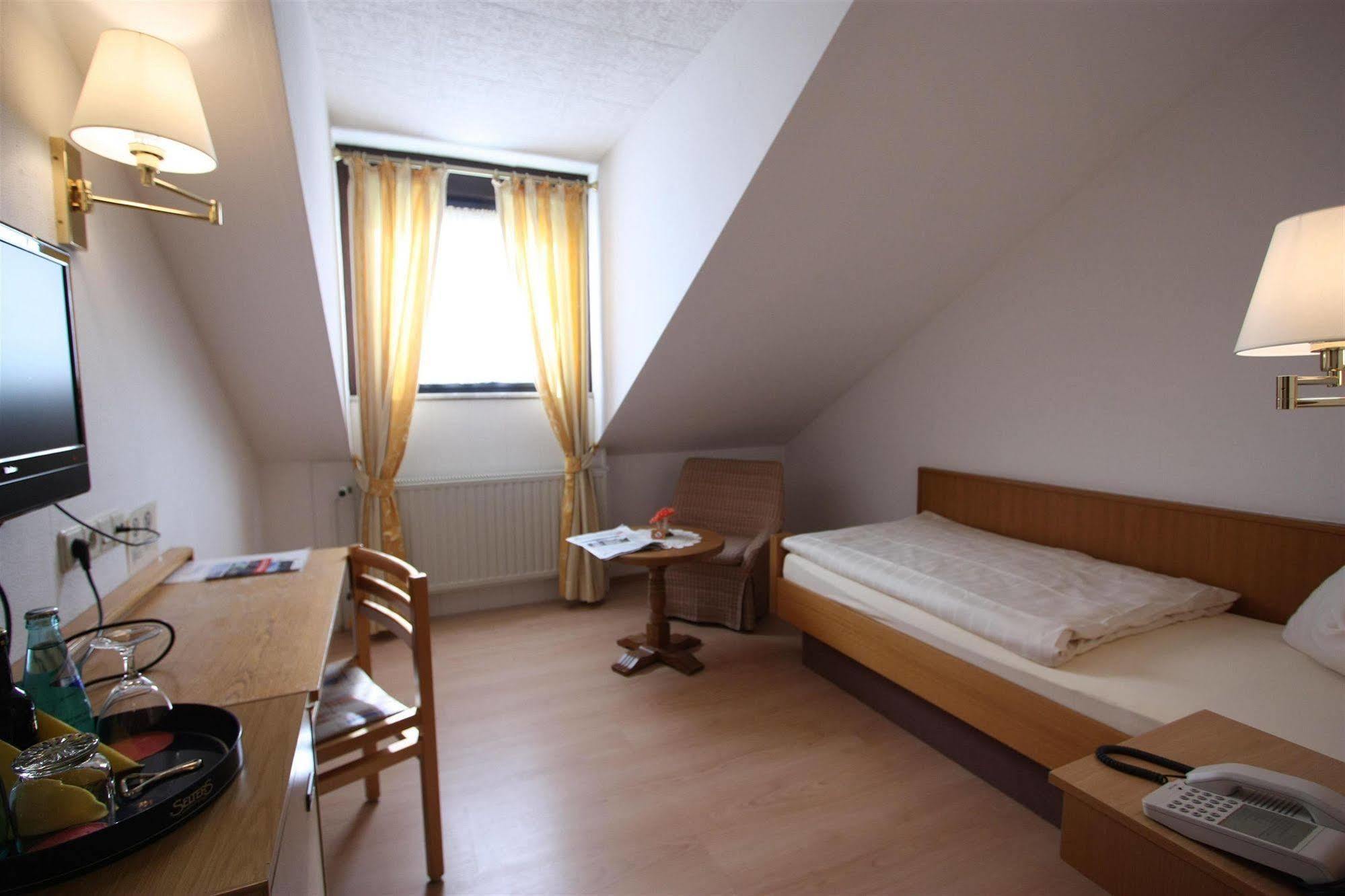 Hotel Zum Loewen Mörfelden-Walldorf Exteriör bild